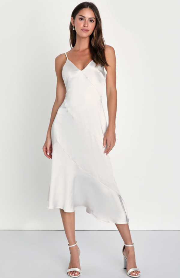 Slip Dress dengan Potongan Asimetris